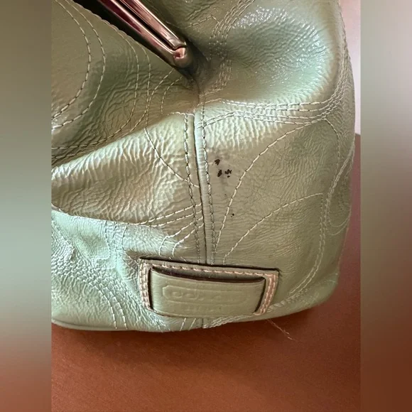**SALE**Coach Light Green Patent Leather Shoulder Bag with Kisslock inside - Picture 8 of 16